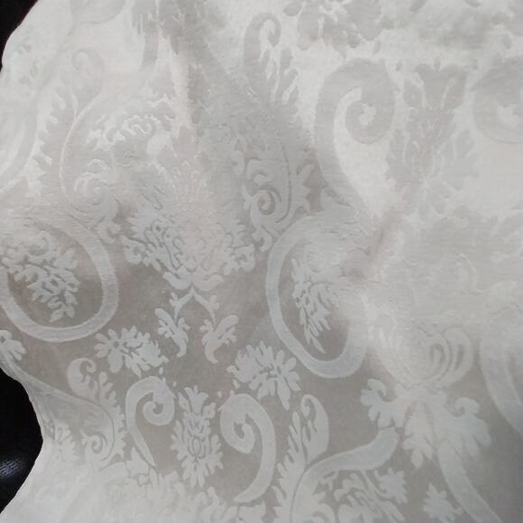 VINTAGE REGAL ARTISTRY DAMASK CREAM FULL SIZED TABLECLOTH, SATINY & DELICIOUS! - Picture 9 of 11